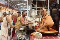 Teertha Vitarana; Picture Courtesy Shri Jaikishan Kandlur