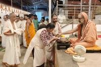 Teertha Vitarana; Picture Courtesy Shri Jaikishan Kandlur