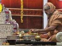 Shri Shiva Pujana by HH Swamiji; Picture Courtesy Shri Ashwin Cherkal
