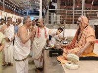 Teertha Vitarana; Picture Courtesy Shri Jaikishan Kandlur