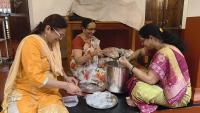 Volunteers offer Seva; Picture Courtesy Shri Jaikishan Kandlur