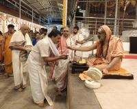 Teertha Vitarana; Picture Courtesy Shri Jaikishan Kandlur