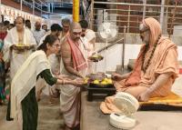Teertha Vitarana; Picture Courtesy Shri Jaikishan Kandlur