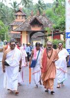 Aagamana of HH Swamiji for Shodashopachara Puja at Shrimath Anantheshwar Sannidhi; Picture Courtesy Shri Praveen Vittal