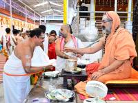 Teertha Vitarana; Picture Courtesy Shri Sadashiv Bana