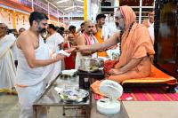 Memento distribution; Picture Courtesy Shri Sadashiv Bana