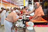 Memento distribution; Picture Courtesy Shri Sadashiv Bana