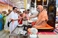 Memento distribution; Picture Courtesy Shri Sadashiv Bana