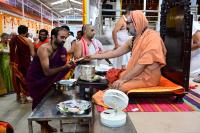 Memento distribution; Picture Courtesy Shri Sadashiv Bana