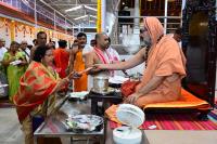 Memento distribution; Picture Courtesy Shri Sadashiv Bana
