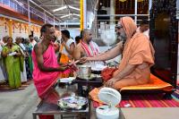 Memento distribution; Picture Courtesy Shri Sadashiv Bana