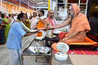 Memento distribution; Picture Courtesy Shri Sadashiv Bana