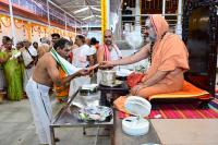 Memento distribution; Picture Courtesy Shri Sadashiv Bana