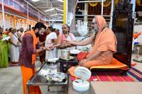 Memento distribution; Picture Courtesy Shri Sadashiv Bana