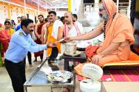 Memento distribution; Picture Courtesy Shri Sadashiv Bana