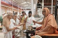 Teertha Vitarana; Picture Courtesy Shri Jaikishan Kandlur