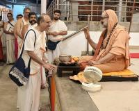 Teertha Vitarana; Picture Courtesy Shri Jaikishan Kandlur