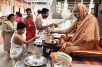 Teertha Vitarana; Picture Courtesy Shri Jaikishan Kandlur