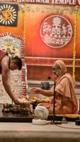 Shri Shiva Pujana by HH Swamiji; Picture Courtesy Shri Jaikishan Kandlur