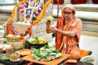Mandala Puja & Shri Vedavyasa Puja by HH Swamiji; Picture courtesy Shri Sadashiv Bana