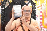 Release of 'Shri Gurupujanam' at the divine hands of HH Swamiji; Picture courtesy Shri Abhinav Kalla