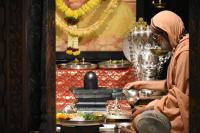 Jalabhisheka by HH Swamiji; Picture Courtesy Shri Abhinav Kalla
